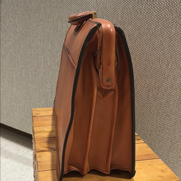 Hartmann Lawyer Briefcase in belting leather with Brass Lock & Structured Design - Picture 5 of 16